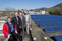 Oberbürgermeister Dr. Eckart Würzner, Stellvertretender Schulleiter Siegfried Zedler, Dr. Klaus Keßler, Geschäftsführer der Klimaschutz- und Energie-Beratungsagentur Heidelberg-Nachbargemeinden (KliBA), Umweltsamtsleiter Dr. Hans-Wolf Zirkwitz und sein Mitarbeiter Ralf Bermich (v.r.) zeigen die Solaranlage auf dem Dach des Helmholtz-Gymnasiums. (Foto: Rothe)