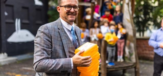 Umweltbürgermeister Raoul Schmidt-Lamontain teil Frühstücksboxen aus.