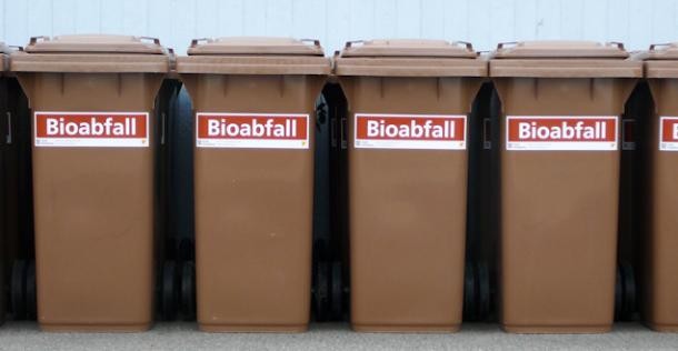 Bioabfalltonnen stehen in einer Reihe (Foto: Stadt Heidelberg)