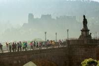 Beim SAS Halbmarathon der TSG 78 Heidelberg am 23. April 2023 steht bereits nach wenigen Kilometern mit der Überquerung der Alten Brücke ein erstes Highlight an. Marathon auf einer Brücke