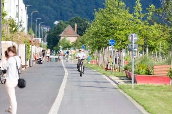 Fahrradfahrer auf der Bahnstadt-Promenade.