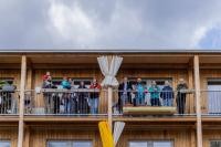Erster Bürgermeister Jürgen Odszuck zu Besuch bei der Raumkante (Foto: Tobias Dittmer) Gruppenbild auf einem Balkon