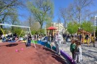 Bürgermeister Raoul Schmidt-Lamontain bei der Eröffnung des Spielplatzes im Erlenweg in Rohrbach-Hasenleiser. Der Spielplatz wurde saniert und einige Angebote sind nun barrierefrei nutzbar. (Foto: Philipp Rothe) Spielende Kinder auf Spielplatz