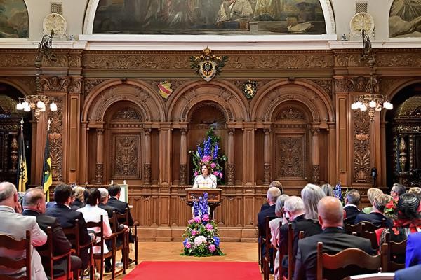 Königin Silvia hält eine Rede im Großen Rathaussaal.