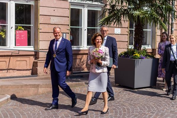 Königin Silvia und Oberbürgermeister Würzner vor dem Rathaus.