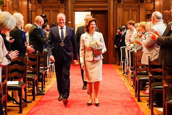 Königin Silvia und Oberbürgermeister Würzner laufen über den Roten Teppich. 