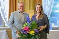 Oberbürgermeister Eckart Würzner bedankte sich bei Jagoda Marinić für ihre herausragende Arbeit beim Aufbau und der Leitung des Interkulturellen Zentrums. Die Schriftstellerin verantwortet künftig die künstlerische Leitung des internationalen Heidelberger Literaturfestivals „FeeLit“. (Foto: Philipp Rothe) Oberbürgermeister Eckart Würzner und Jagoda Marinić