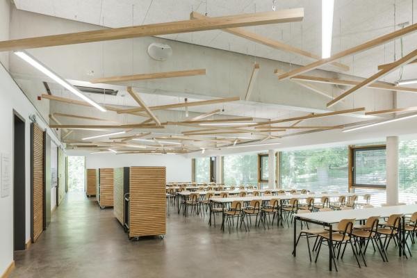Mittagessen oder Schulversammlungen: Der Mensa-Neubau der Waldparkschule Heidelberg bietet viel Licht und Raum. 