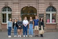 Sechs Jugendliche stehen vor dem Heidelberger Rathaus