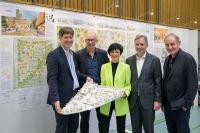 Bei der Präsentation des Siegerentwurfs zum Schulcampus Mitte (v.l.): Erster Bürgermeister Jürgen Odszuck, Preisträger Martin Gessert (h4a Gessert + Randecker Architekten), Bildungsbürgermeisterin Stefanie Jansen, Andreas Wittemann, Schulleiter der Willy-Hellpach-Schule sowie der Vorsitzende des Preisgerichts, Prof. Volker Staab. (Foto: Philipp Rothe) Bei der Präsentation des Siegerentwurfs zum Schulcampus Mitte (v.l.): Erster Bürgermeister Jürgen Odszuck, Preisträger Martin Gessert (h4a Gessert + Randecker Architekten), Bildungsbürgermeisterin Stefanie Jansen, Andreas Wittemann, Schulleiter der Willy-Hellpach-Schule sowie der Vorsitzende des Preisgerichts, Prof. Volker Staab. (Foto: Philipp Rothe)
