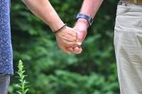 Eine Demenzerkrankung erfordert Stück für Stück die Anpassung an einen neuen Lebensalltag. Betroffen und Angehörige erhalten unterstützende Informationen auf der Homepage der Stadt Heidelberg unter www.heidelberg.de/demenz. (Foto: Peter Dorn) 2 Personen die sich an der Hand halten