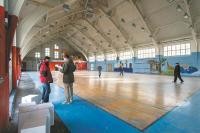 Bürgerinnen und Bürger besichtigen die unter Denkmalschutz stehende Sporthalle auf dem Hospital-Gelände bei einer Infoveranstaltung. (Foto: Philipp Rothe) Menschen in der alten Sporthalle auf dem US-Hospital