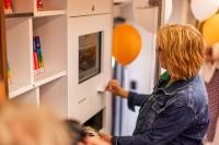 Frau bedient Terminal im Bücherbus. Foto: Tobias Dittmer Frau bedient Terminal im Bücherbus
