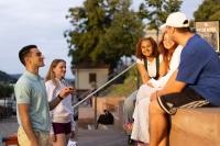 Mitreden in Heidelberg: Junge Menschen im Alter zwischen 13 und 19 Jahren haben ab 28. September die Möglichkeit, für den Jugendgemeinderat zu kandidieren. (Foto: Tobias Dittmer) Jugendliche im Gespräch miteinander
