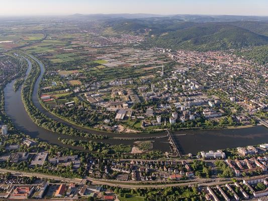 Heidelbergs Stadtteil Neuenheim mit dem Campus aus der Luft 