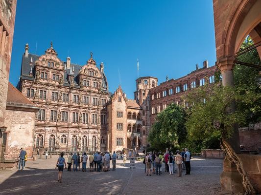 Touristengruppen am Heidelberger Schloss 