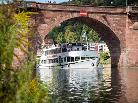Schifffahrt auf dem Neckar (Foto: Schwerdt/ Heidelberg Marketing) Schiff fährt unter der Alten Brücke durch