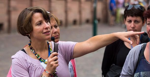 Touristenführerin mit Mikro in der Altstadt. 