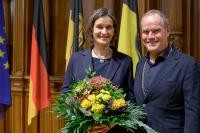 Martina Pfister mit Blumenstrauß und Oberbürgermeister Eckart Würzner.