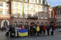Gruppe Jugendlicher aus der Ukraine mit Ukraineflagge vor dem Rathaus