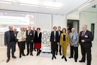 Gruppenbild zum Besuch der Bundesforschungsministerin in der EMBL-Ausstellung. (Foto: Kinga Lubowiecka/EMBL) Gruppenbild mit zwölf Männern und Frauen.