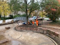 Der beschädigte Teich im Bergheimer Pentapark am Marriott-Hotel war zugeschüttet worden und ist 2023 von städtischen Azubis wieder freigelegt und saniert worden. Im späten Frühjahr 2024 wird er wieder mit Wasser gefüllt. (Foto: Stadt Heidelberg) Mitarbeiter des städtischen Regiebetriebs Gartenbau