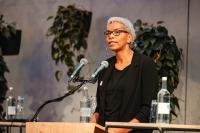 Saraya Gomis vom Expert*innenrat Antirassismus der Bundesregierung lobt Heidelberg als „Best Practise“ in Sachen Partizipation. (Foto: Joe Pohl) Vortrag einer Rednerin