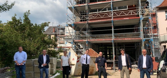 Erster Bürgermeister Jürgen Odszuck (2. v. r.) besucht mit Vertreterinnen und Vertretern der Stadtverwaltung sowie Feuerwehr Heidelberg den Rohbau des Feuerwehrgerätehauses Ziegelhausen