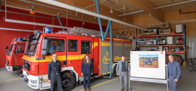 Beim Ortstermin im Wieblinger Feuerwehrhaus am 7. Juni 2021 (v. l.): Frank Karlein, Abteilungskommandant Freiwillige Feuerwehr Wieblingen, Umweltamtsleiterin Sabine Lachenicht, Klimabürgermeister Raoul Schmidt-Lamontain und Oberbürgermeister Prof. Dr. Eckart Würzner.