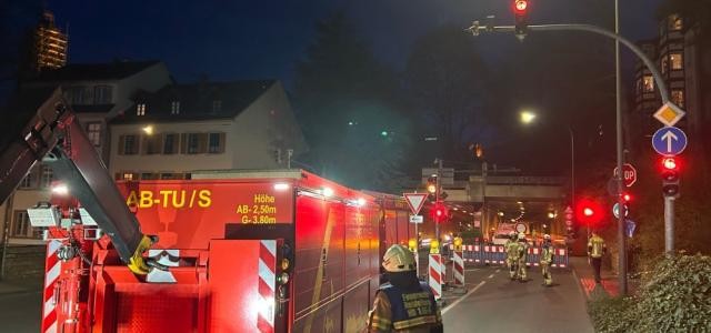 Einsatz der Feuerwehr iin der Nacht mit Löschfahrzeug.