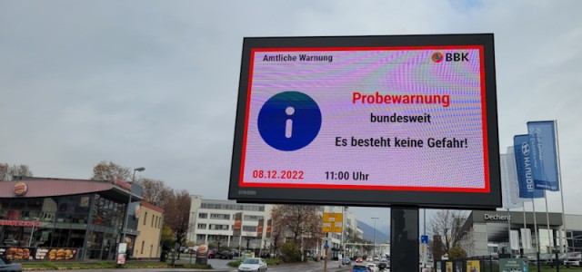 Werbedisplay in der Speyrer Straße zeigt einen Warntext an