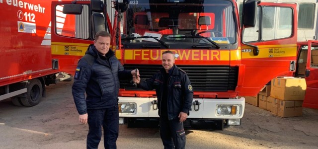 Der Feuerwehrkommandant aus Lemberg nimmt stellvertretend den Schlüssel der Drehleiter für die Feuerwehr Odessa entgegen