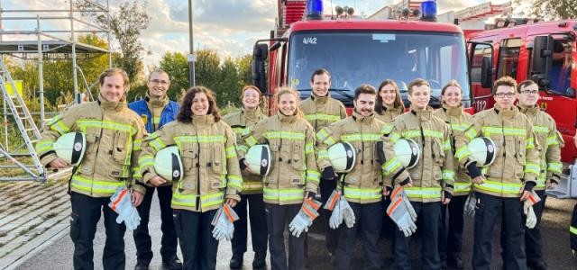 Gruppenbild aller Teilnehmer nach bestandener Prüfung