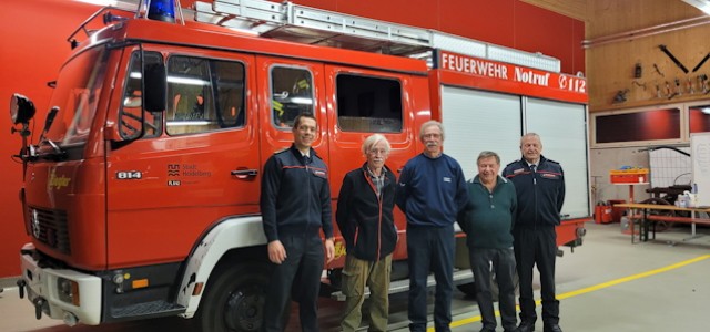 Das gewählte Team steht zusammen mit dem Feuerwehrkommandanten Heiko Holler und Stadtbrandmeister Uwe Bender vor einem Feuerwehrfahrzug