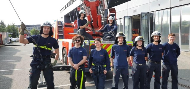 Gruppenbild der Lehrgangsteilnehmer vor der Drehleiter