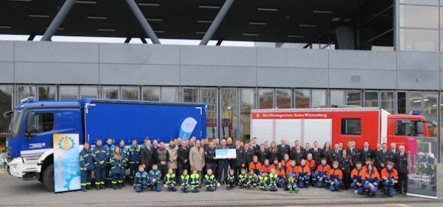 Gruppenfoto der Feuerwehr vor Mannschaftswagen