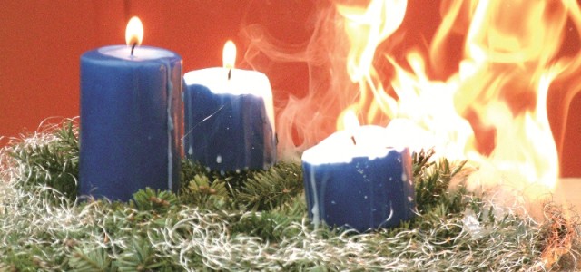 brennender Adventskranz (Bild: Forum Brandrauchprävention e.V.)
