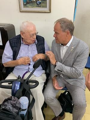 Oberbürgermeister Eckart Würzner im Gespräch mit dem 101-jährigen Holocaust-Überlebenden Eli Mandel in der Begegnungsstätte AMCHA. (Foto: Stadt Heidelberg)