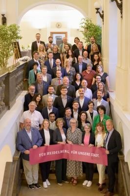 Neuer Gemeinderat. (Foto: Rothe) Gruppenfoto des neu gewählten Gemeinderates ab 2024 auf der Treppe vor dem großen Rathaussaal.
