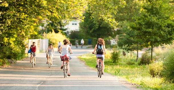 Radfahrerinnen im Grünen