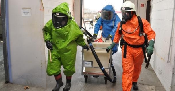 Gefahrguteinsatz mit Schutzkleidung (Foto: Feuerwehr Heidelberg) Gefahrguteinsatz mit Feuerwehrangehörigen in Schutzkleidung