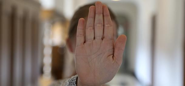 Schnelle Hilfe bei Gewalt (Foto: Stadt Heidelberg) Hand in Abwehr vor dem Kopf