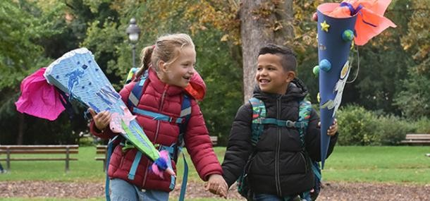 Zwei Kinder bei der Einschulung mit ihren Schultüten