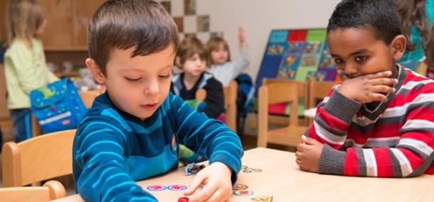 Kinder spielen am Tisch