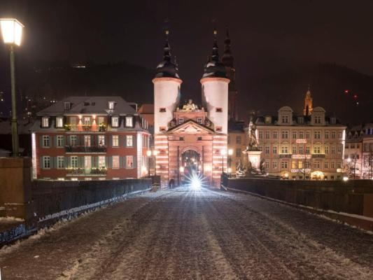 Alte Brücke an einem Winterabend