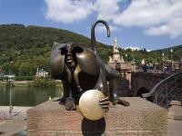 Brückenaffe an der Alten Brücke (Foto: HD Marketing) Brückenaffe an der Alten Brücke
