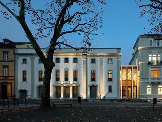 Blick auf das sanierte Theater Heidelberg in der Abenddämmerung 