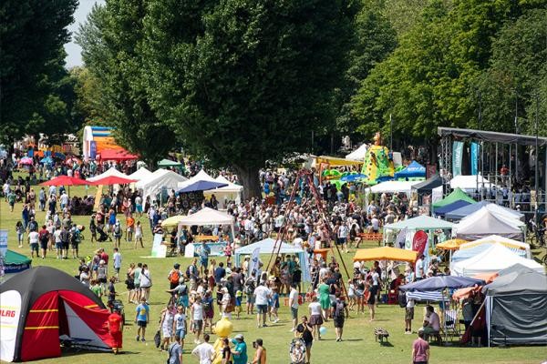 Viele Menschen auf Neckarwiese