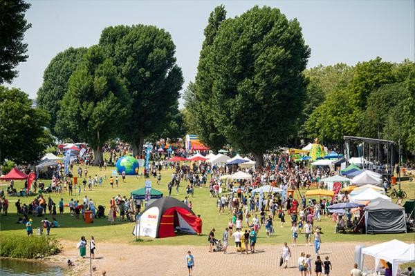 Blick auf die Neckarwiese mit vielen Leuten und Zelten