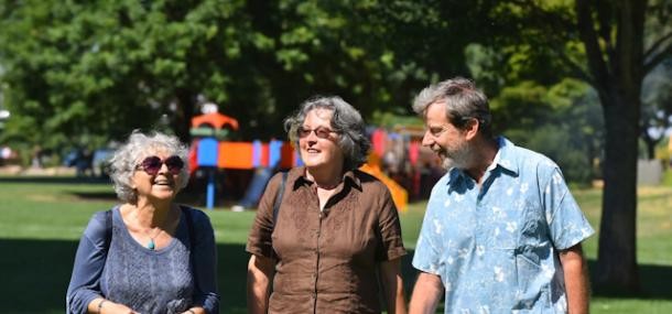  Seniorinnen und Senioren im Park 